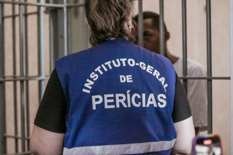 Mulher do instituo-geral de pericias de costas