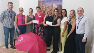 nove pessoas de pé olhando para foto