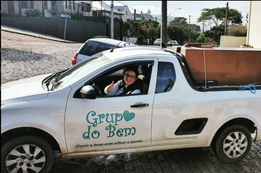 Mulher dentro de carro saveiro olhando para câmera