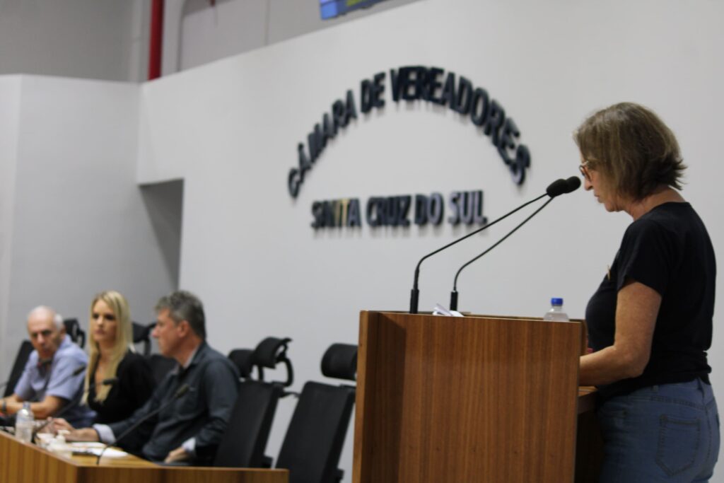Célia Zingler na tribuna popular de Santa Cruz do Sul