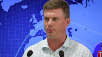 Henrique Hermany no palanque com dois microfones