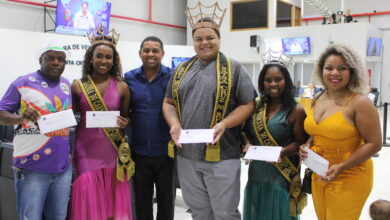 seis pessoas de pé olhando para a câmera