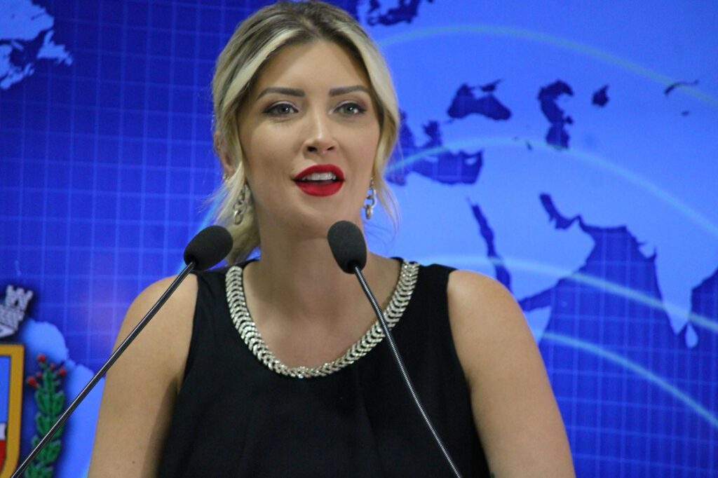 Vereadora Nicole Weber falando no palanque da camara de vereadores de Santa Cruz do sul