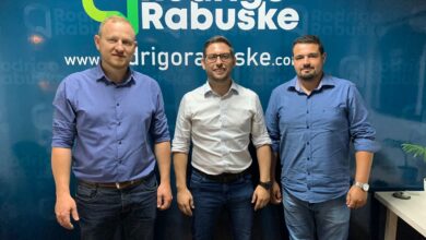 três homens olhando para a foto