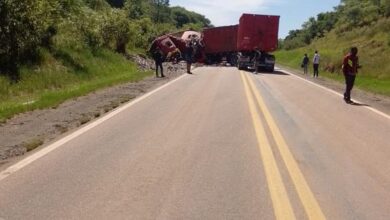 Caminhão tombado em rodovia