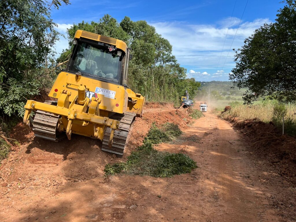 patrola amarela em cima de terra