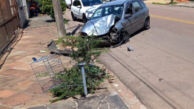 Carro com a frente amassada devido a batida em via publica