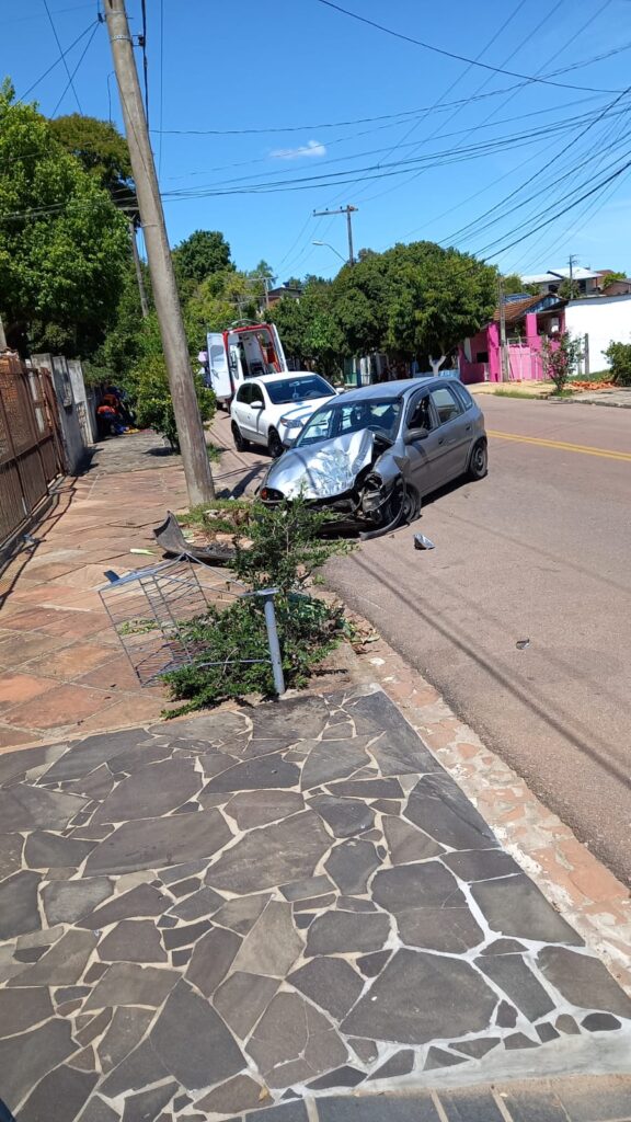 Carro com a frente amassada devido a batida em via publica