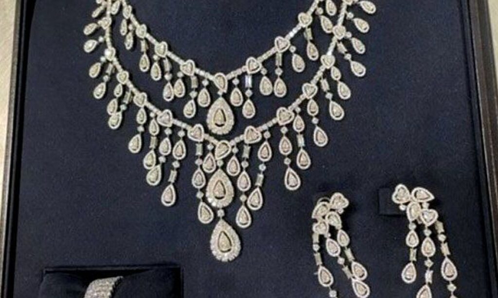 Conjunto de joias, colar e brincos sob fundo preto