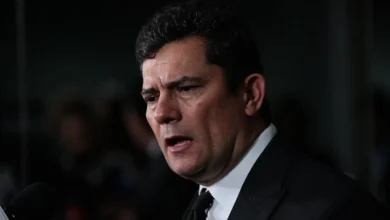 Sérgio Moro em fundo escuro