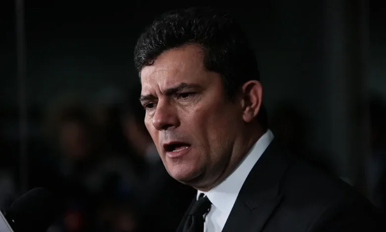 Sérgio Moro em fundo escuro