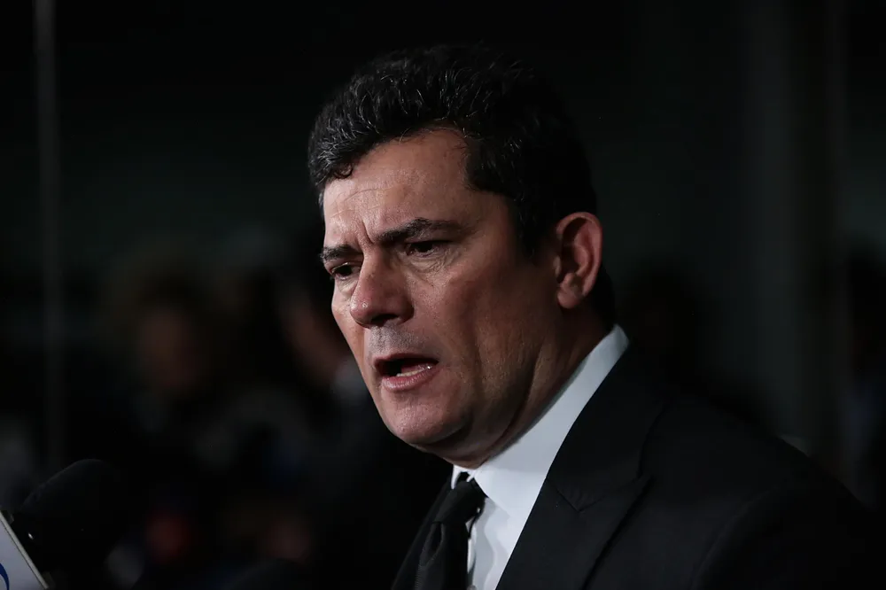Sérgio Moro em fundo escuro
